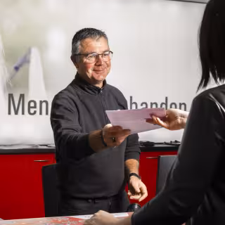 Balie man en vrouw papier