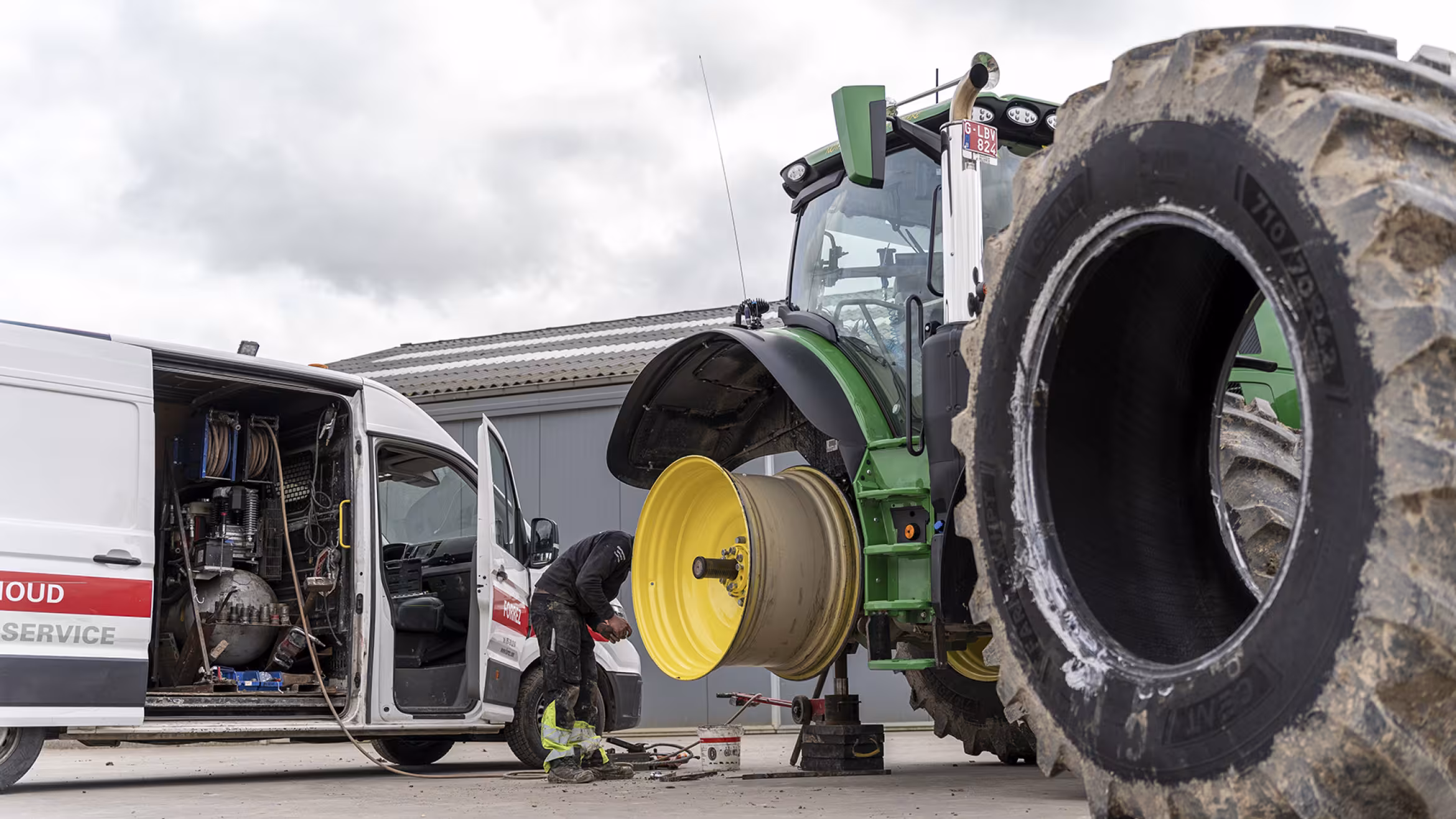 man bezig met depannage landbouw