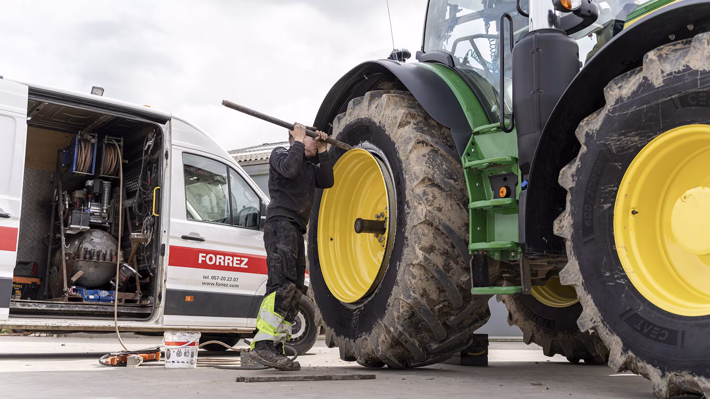 man bezig met depannage landbouw