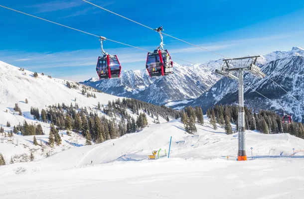 twee skiliften in een winters sneeuwlandschap