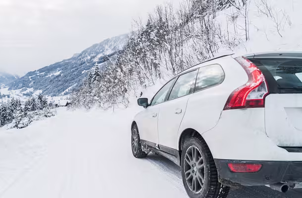 auto op een besneeuwde weg