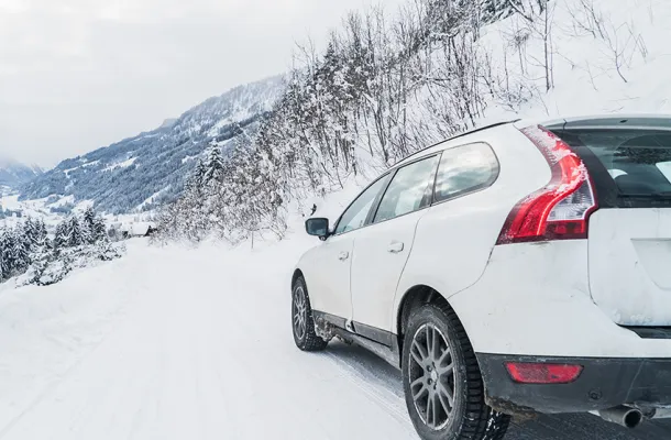 auto op een besneeuwde weg