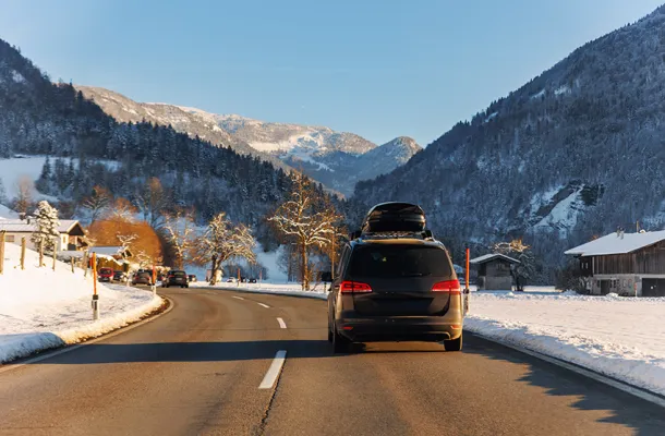 auto op weg naar skigebied
