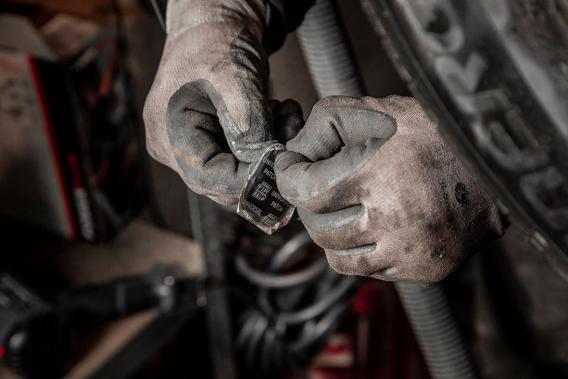 Een autoband wordt hersteld met een pleister|Forrez|Uw specialist in banden en velgen