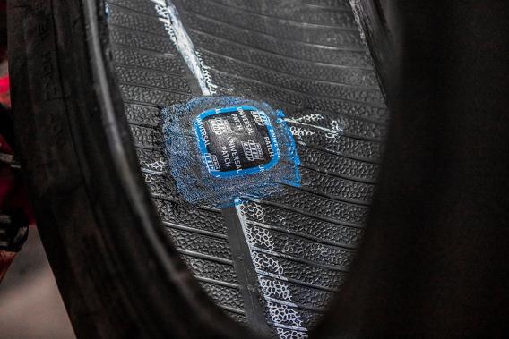 Een autoband wordt hersteld met een pleister|Forrez|Uw specialist in banden en velgen